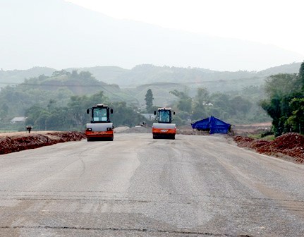 Ongoing construction of Hanoi-Lao Cai Expressway (Photo: giaothongvantai.com) Ongoing construction of Hanoi-Lao Cai Expressway (Photo: giaothongvantai.com)